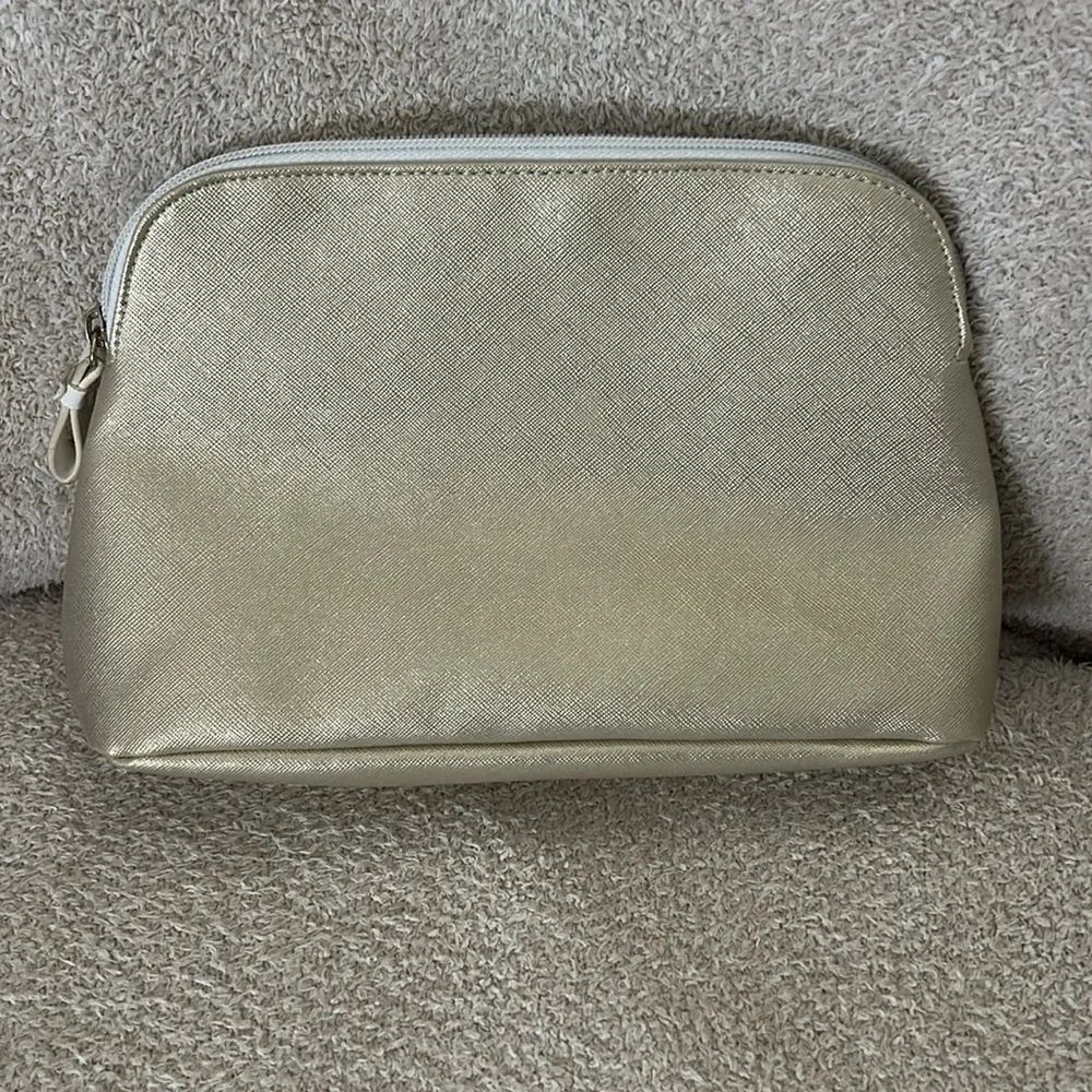 Victoria’s Secret Clutch/Cosmetic Bag
10”x6”x3”
Bone and Gold - Picture 2 of 5